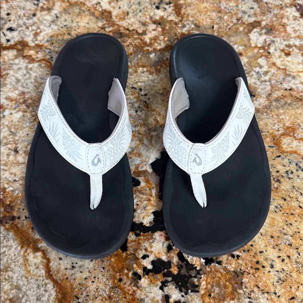 OluKai Ohana Flip Flops, Ladies ltd edition, White Pineapple Print,sz 36, 6 US